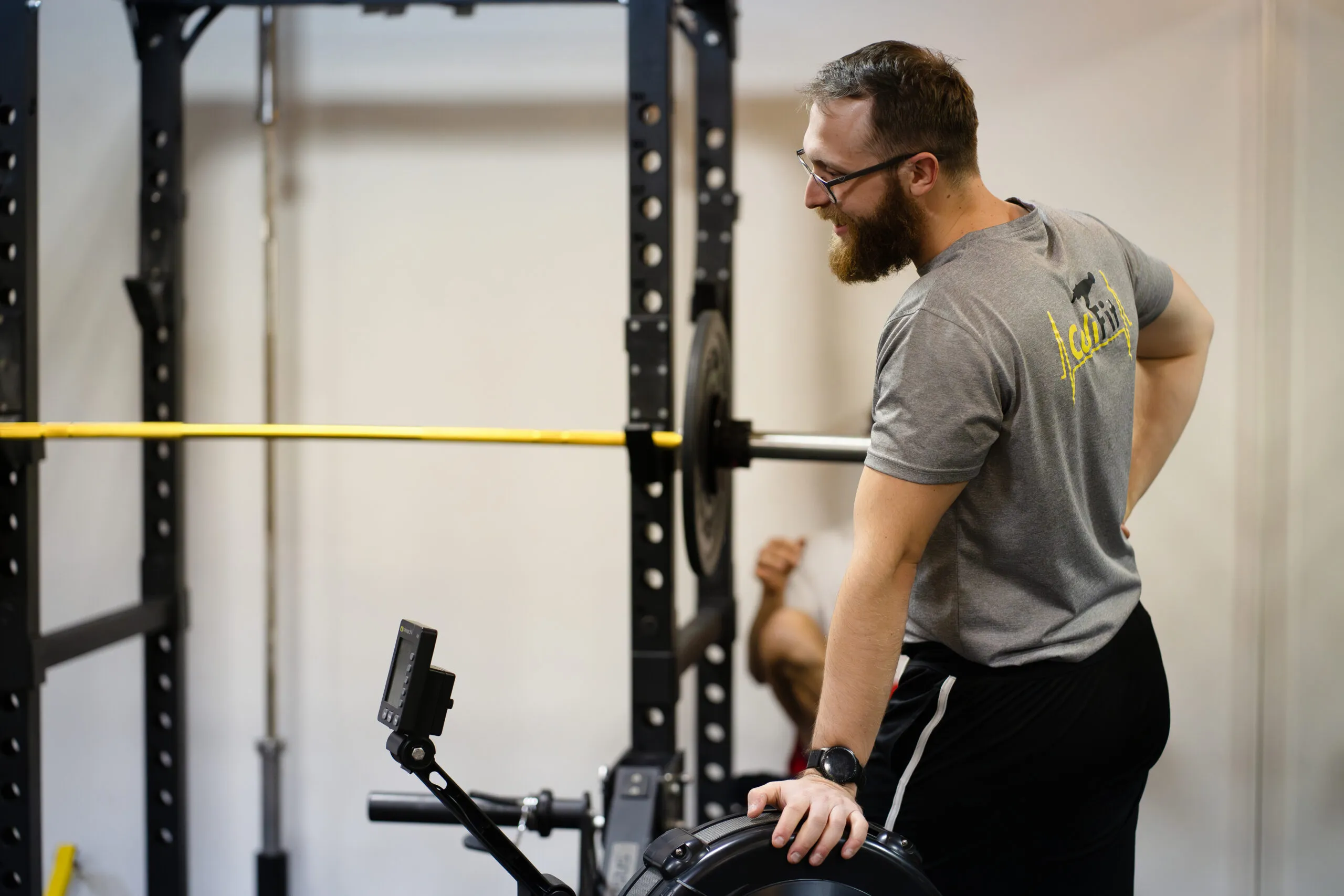 Allenatore CaliFit in sala pesi