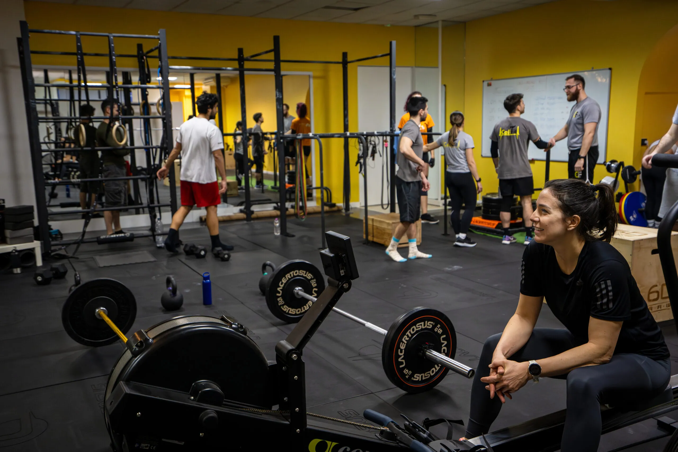 Gruppo di ragazzi e ragazze in palestra